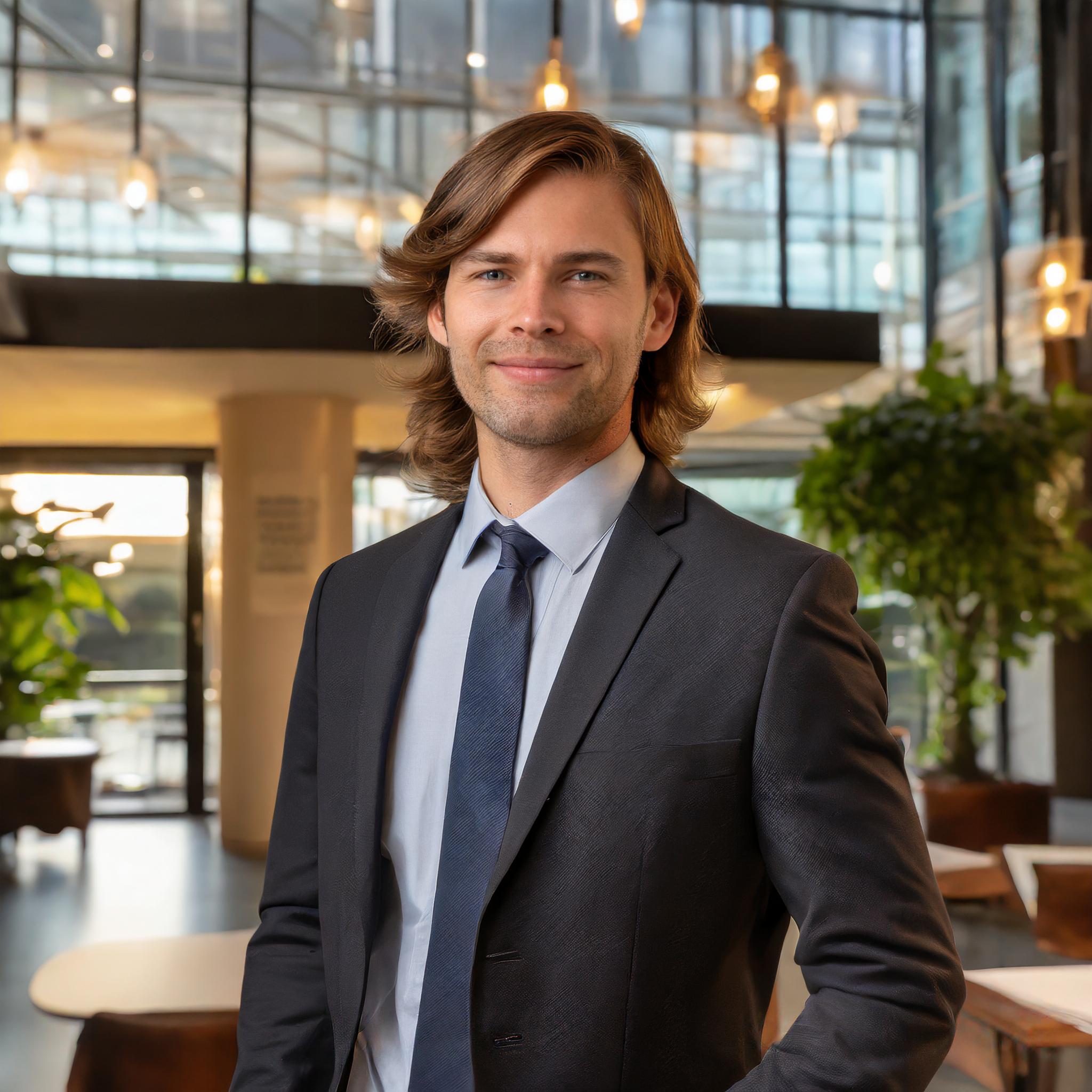 Hans Schmidt, Steuerberater, in formeller Kleidung, in einem klassischen Büroambiente